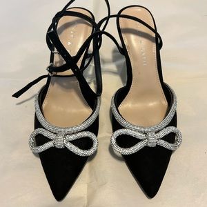 Rhinestone bow pump
